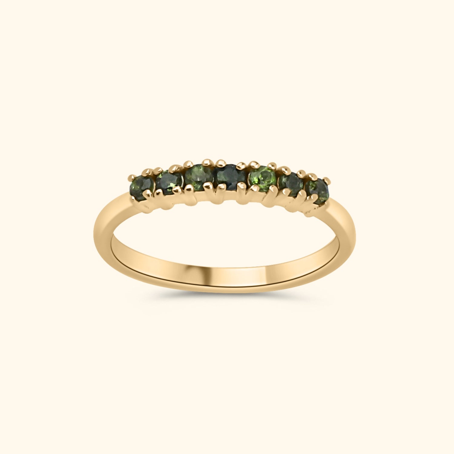 Gold plated aanschuifring met meerdere kleine groene toermalijnstenen op een rij

